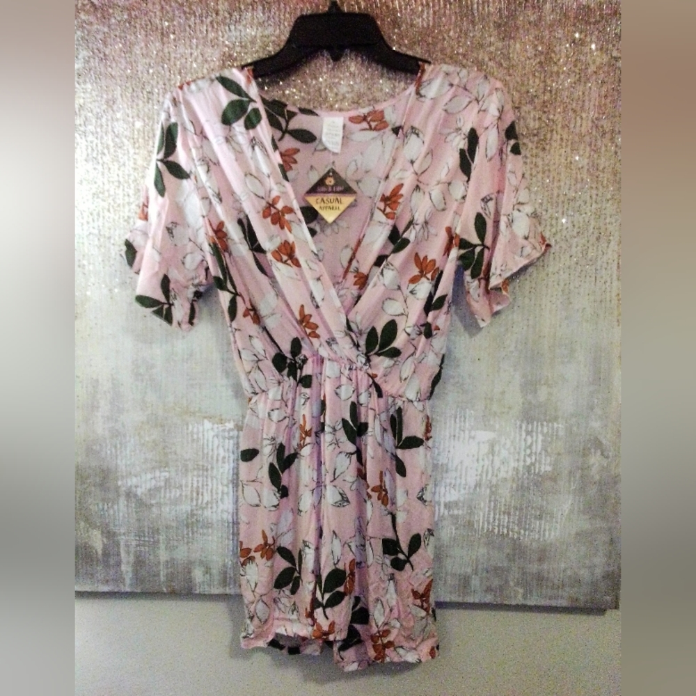 NWOT-Georgous V-neck, Floral Romper- Size Small